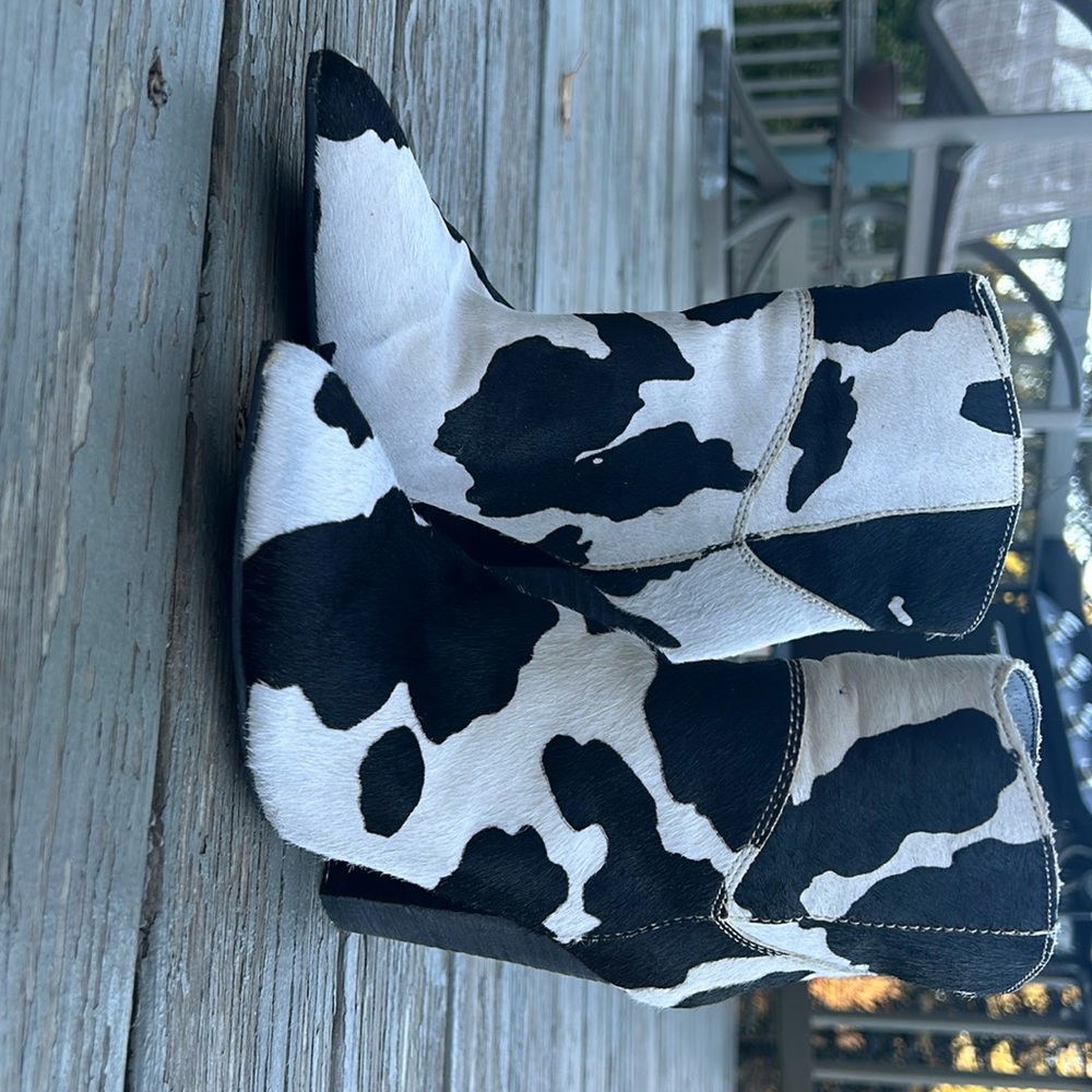 Women’s DI 409 cow print boots.
